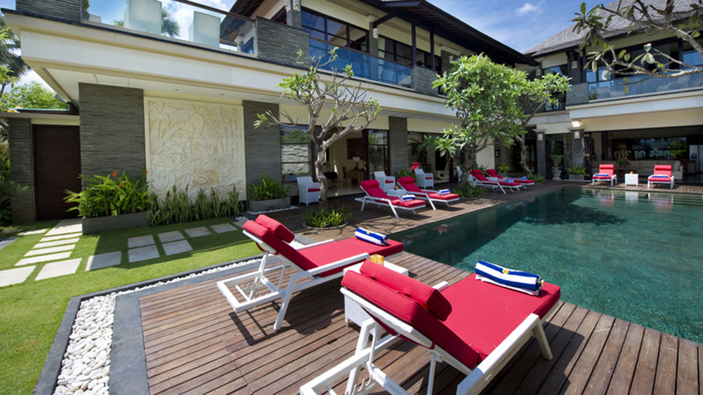 Villa Lega - Sunloungers and swimming pool